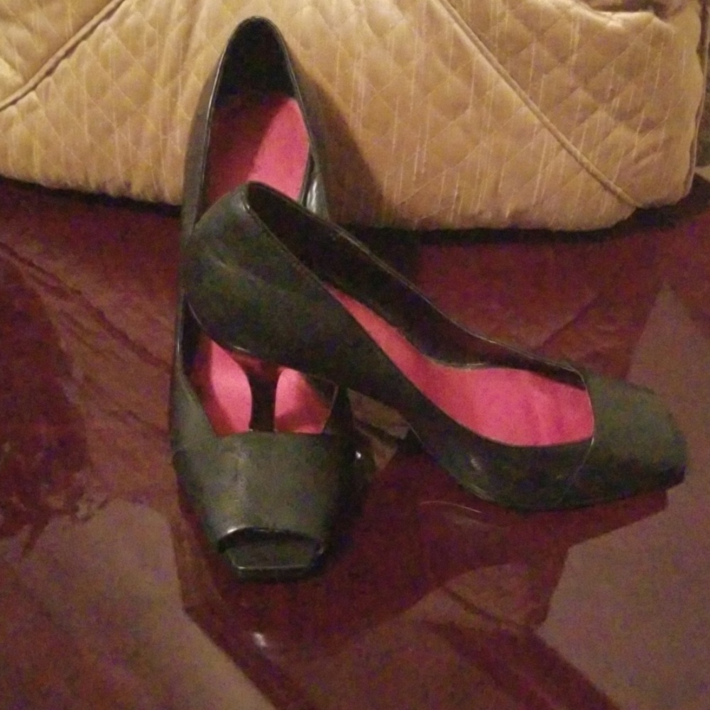 Shoes - Picture 2 of 3